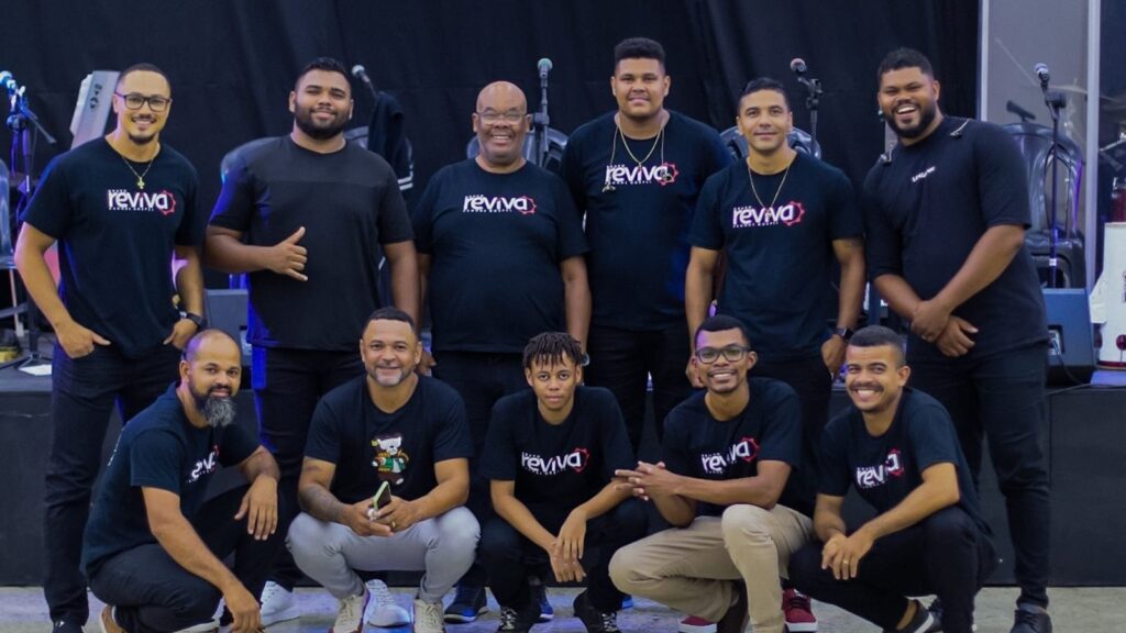Grupo Reviva leva adoração em pagode gospel por toda a Serra