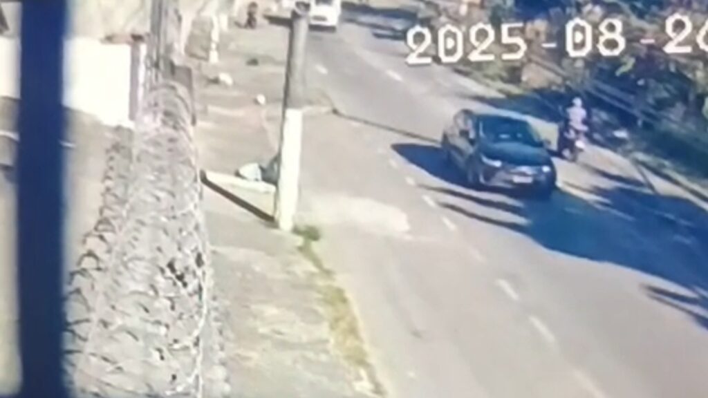 Cena de acidente na Avenida Ártica, em Serra, com carro e motocicleta destruída no asfalto