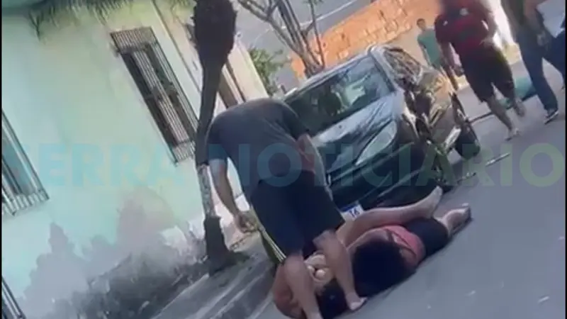 Vídeo: treta entre casais termina em agressões na Serra Uma confusão entre casais mobilizou vizinhos no bairro Balneário Carapebus, na Serra.