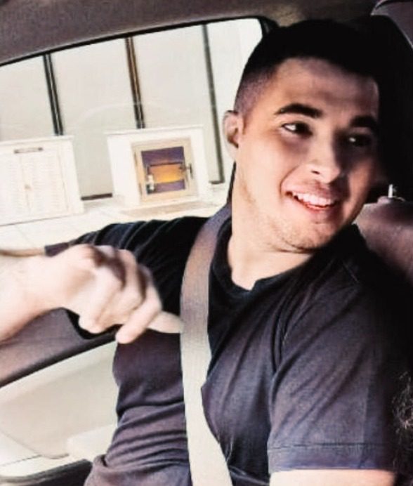 Imagem de um homem sentado no banco de um carro (Cleilton Santana dos Santos), acusado de matar sua companheira que estava gravida de 8 meses.