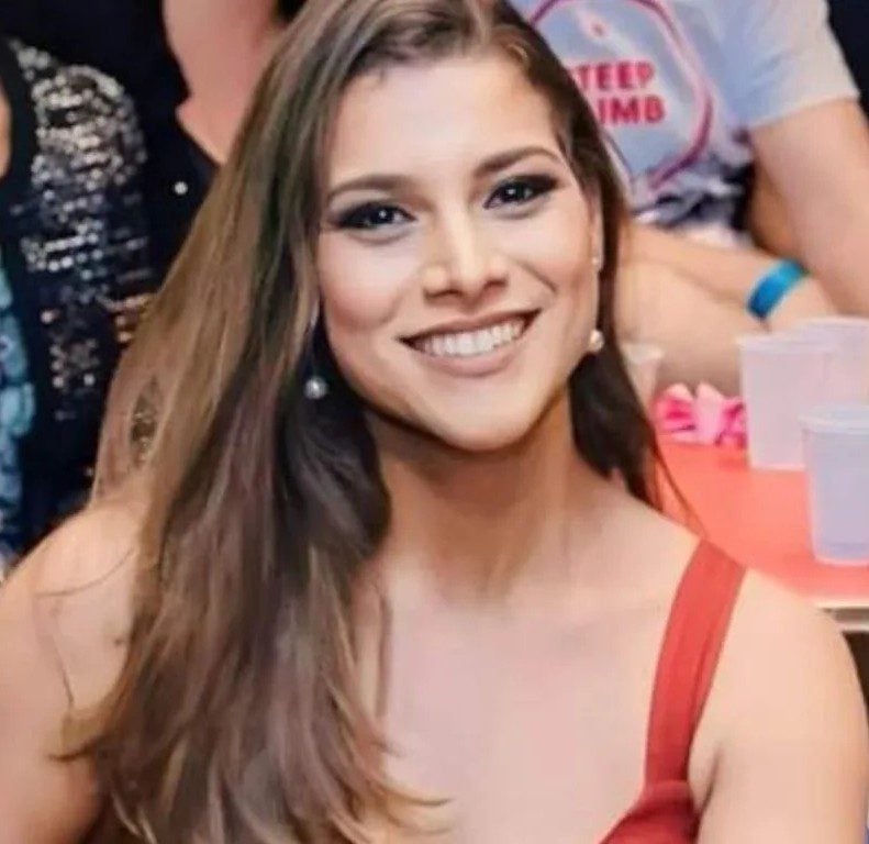 Imagem de uma mulher sorridente (Íris Rocha), ela foi vítima de feminicídio enquanto estava gravida de 8 meses.