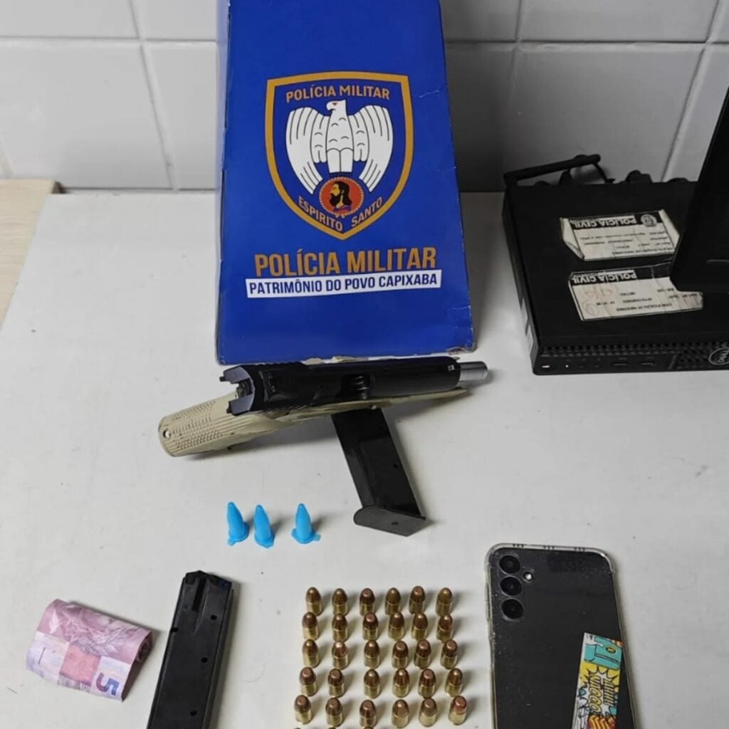 Sobre uma mesa, uma pistola calibre 9mm, dois carregadores e 33 munições intactas. Também foram apreendidos três pinos de cocaína, além de R$ 5 em espécie.