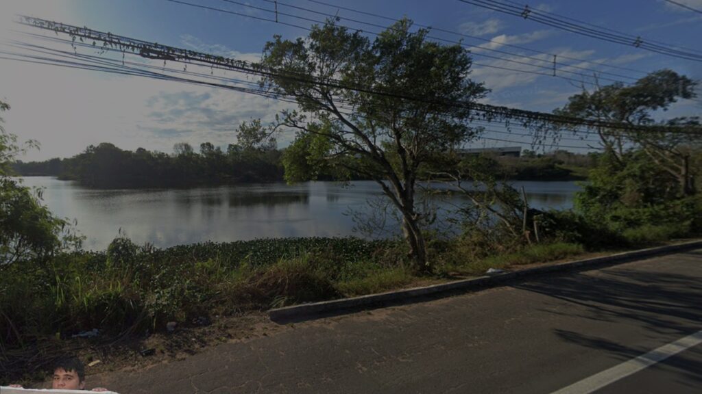 Lagoa às margens da ES-010, em Manguinhos, na Serra, onde o corpo do corretor de imóveis Robson Conceição foi resgatado pelo Corpo de Bombeiros.
