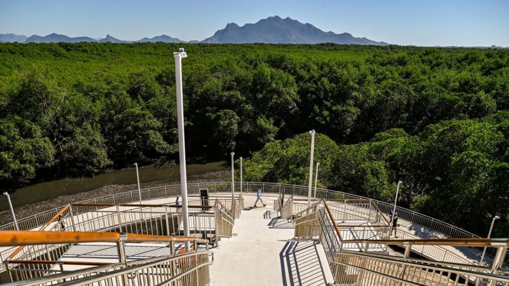 Ciclopassarela inaugurada na Grande São Pedro, em Vitória, tem vista para o Mestre Álvaro