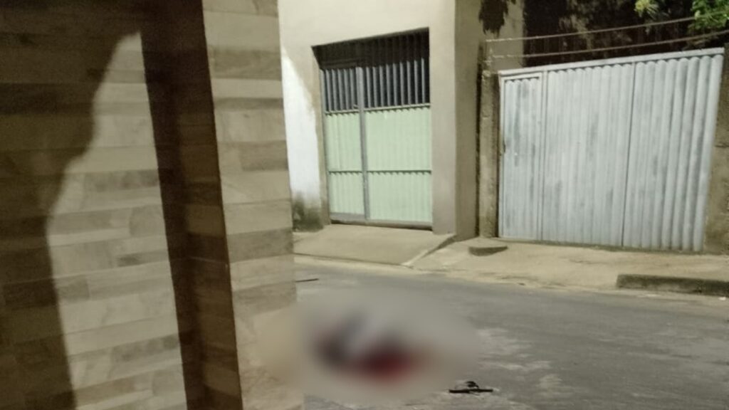 Homem é morto logo depois de matar outro a facadas na Serra Após assassinar outra pessoa, homem de 41 anos foi cercado e morto a golpes na cabeça no meio da rua no bairro Cidade Pomar, na Serra.