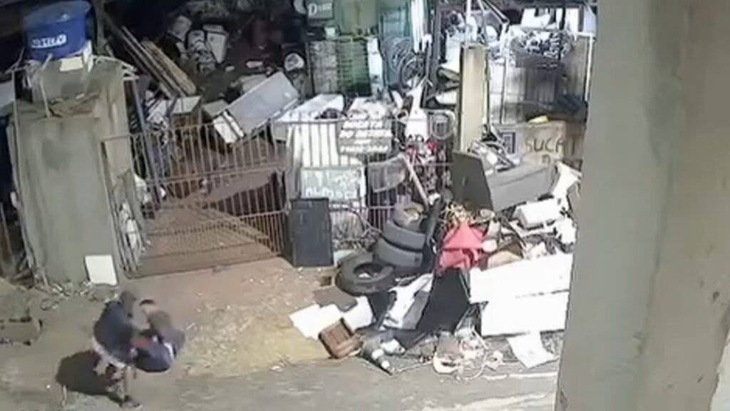 Vídeo: homem é esfaqueado até a morte no meio da rua na Serra Vídeo mostra homicídio a facadas no bairro Cidade Pomar, na Serra. Autor foi morto logo depois.