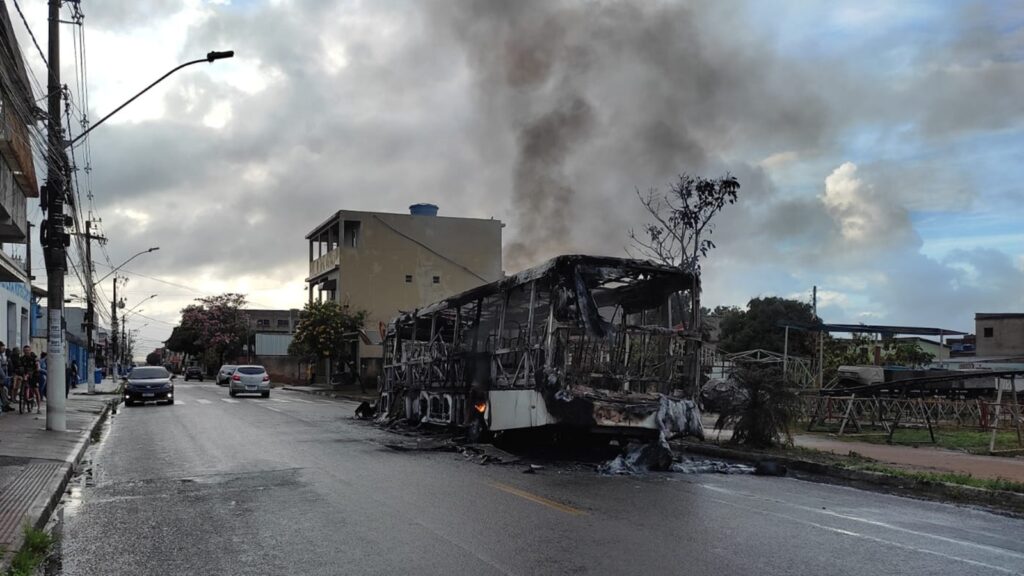 Ônibus incendiado na Avenida Muriaé, no bairro Nova Carapina II