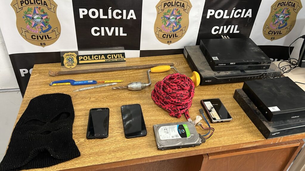 As ferramentas utilizadas no arrombamento, assim como o material furtado, foram apreendidos pela Polícia Civil