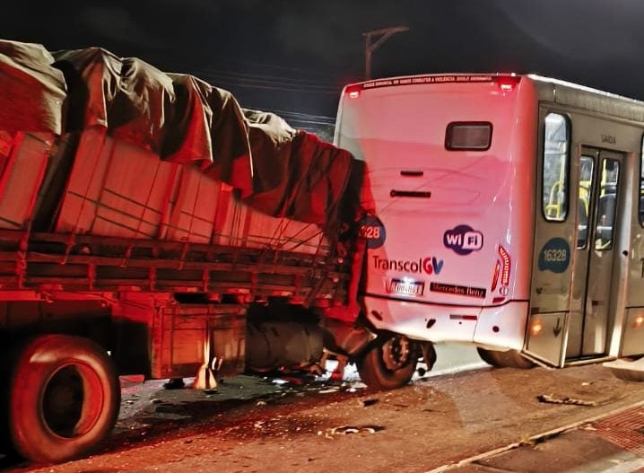Ônibus do Sistema Transcol atingido por caminhão em acidente em Morada de Laranjeiras, na Serra.