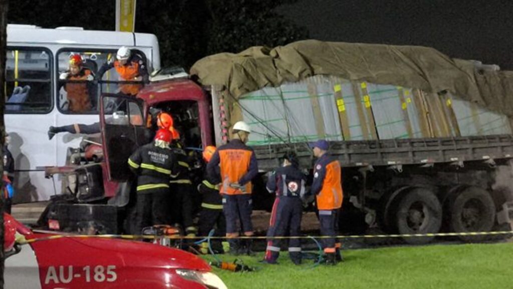 Motorista de caminhão acaba preso após acidente com morto e feridos na Serra Motorista de caminhão acaba preso após acidente com morto e feridos na Serra
