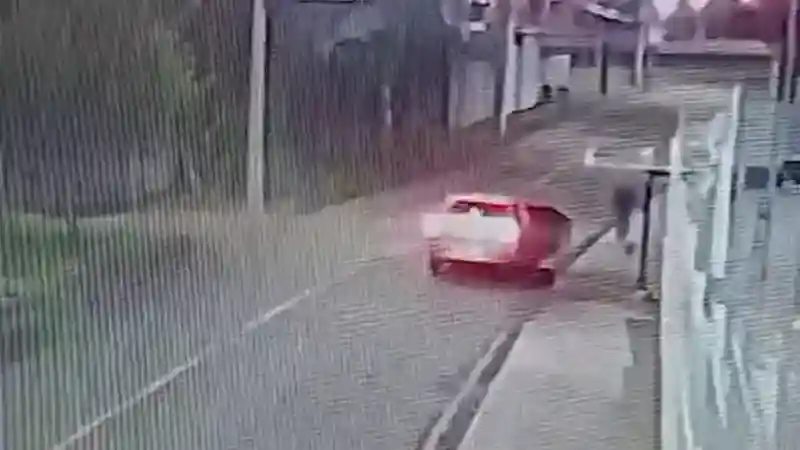 Vídeo: mulher é alvo de ataque por homens em carro na Serra Uma moradora passeava com seu cachorro quando foi surpreendida por homens em um carro que tentaram abordá-la, durante a noite, em Colina de Laranjeiras.