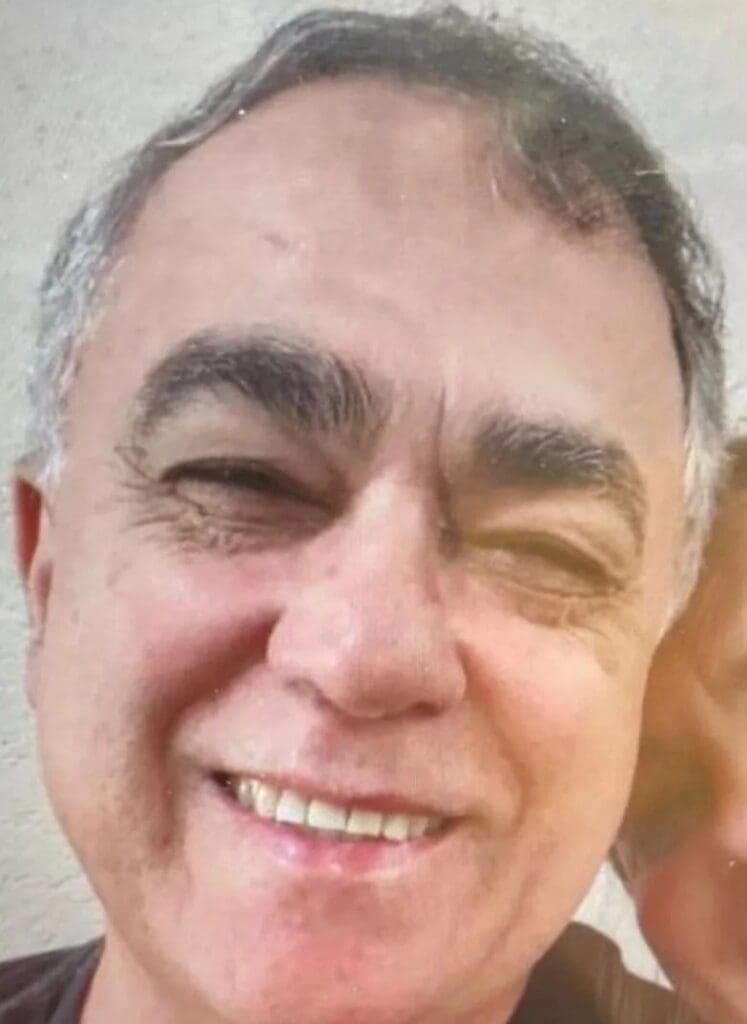 Imagem de um homem (Sílvio Cesar Oliveira) de 58 anos sorrindo.