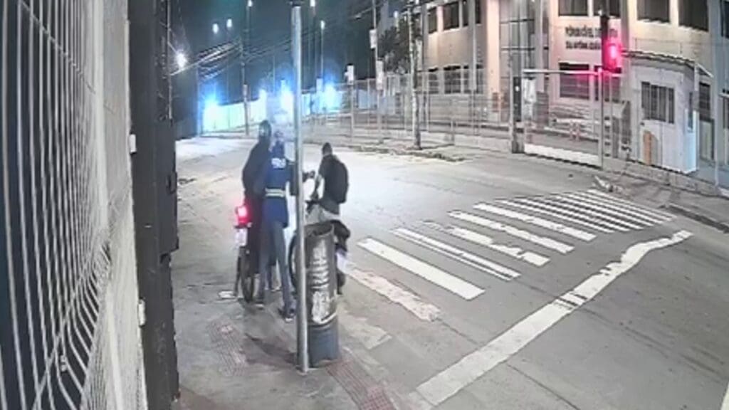 Vídeo: Motociclista reage a assalto e surpreende criminosos em São Geraldo