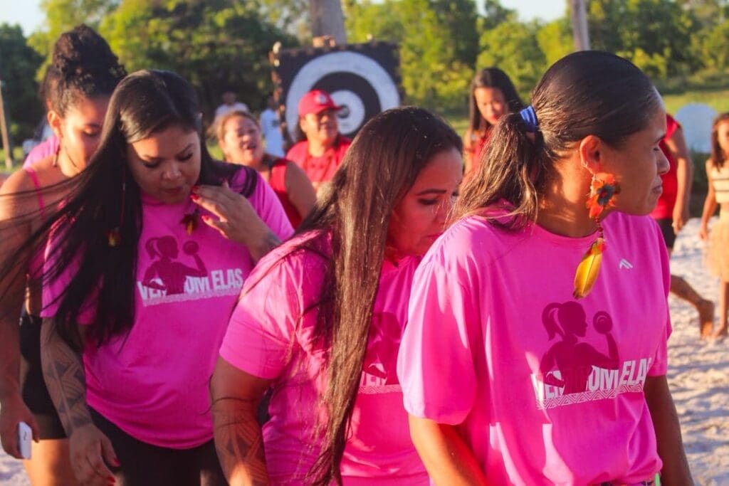Diversas mulheres juntas, durante um evento Coletivo Vem Com Elas.