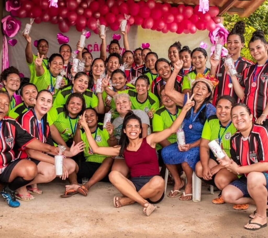 Diversas mulheres juntas posando para uma foto, durante um evento Coletivo Vem Com Elas.