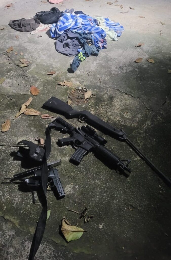 Simulacros de uma pistola e um fuzil apreendidos na casa do acusado.
