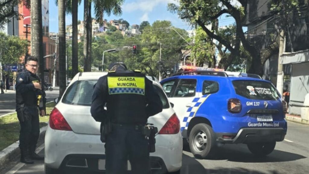Guarda de Vitória recolhe veículo flagrado com licenciamento atrasado Guarda Municipal autua veículo com licenciamento atrasado em Vitória