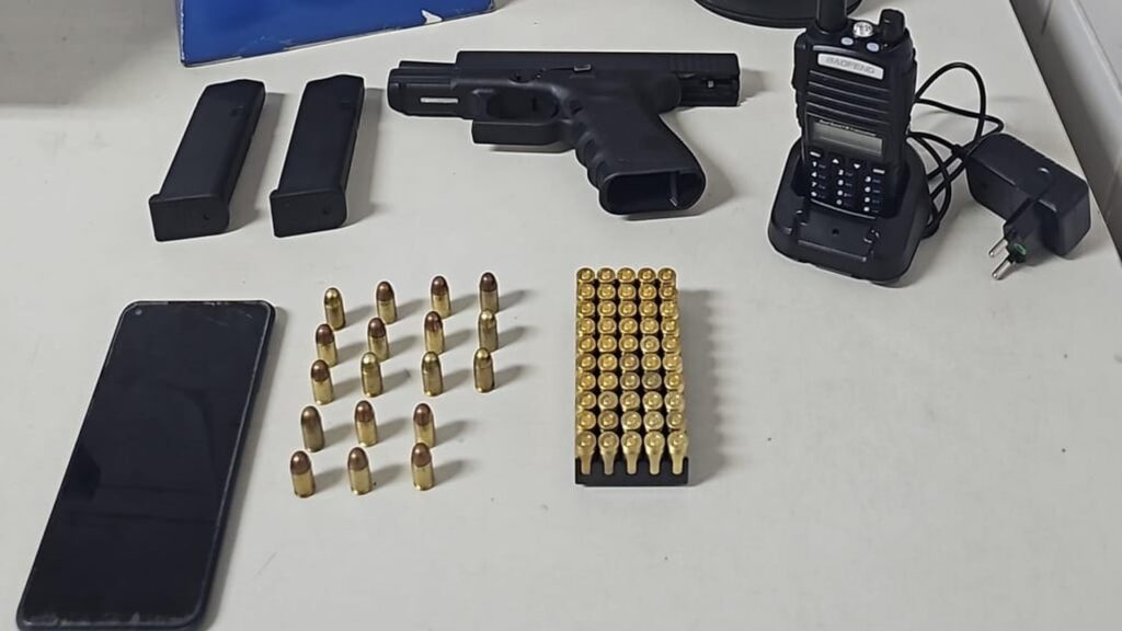 Força Tática apreende arma e munições com indivíduo ligado ao PCV na Serra Força Tática apreende arma e munições com indivíduo ligado ao PCV na Serra