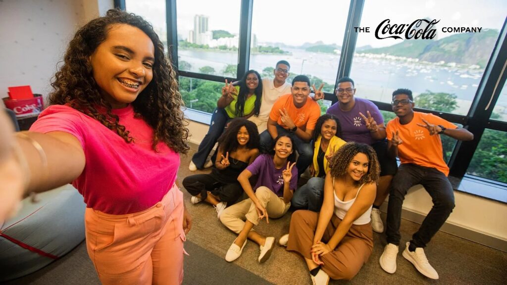 Jovens participantes do Coletivo Coca-Cola Jovem em atividade de formação online gratuita com certificado.