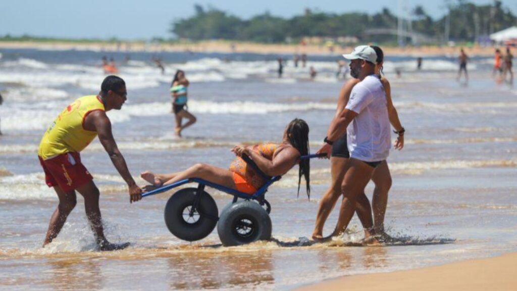 Serra retorna com Projeto Praia Sem Barreiras e amplia acessibilidade Projeto Praia Sem Barreiras retorna à Serra e amplia acessibilidade em Jacaraípe