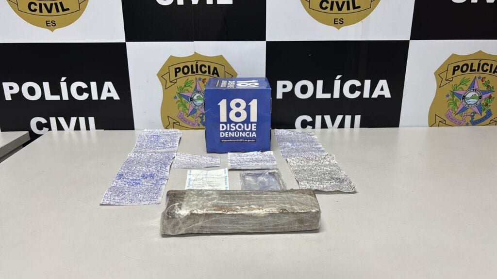 Sobre uma mesa uma barra de maconha e vários “catuques” - bilhetes trocados entre presos e pessoas fora dos presídios.