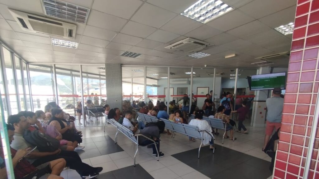 Vídeo: pacientes voltam reclamar de demora e superlotação em UPA da Serra Pacientes denunciam superlotação e demora na UPA de Serra-Sede; Prefeitura diz que urgentes foram atendidos no prazo.