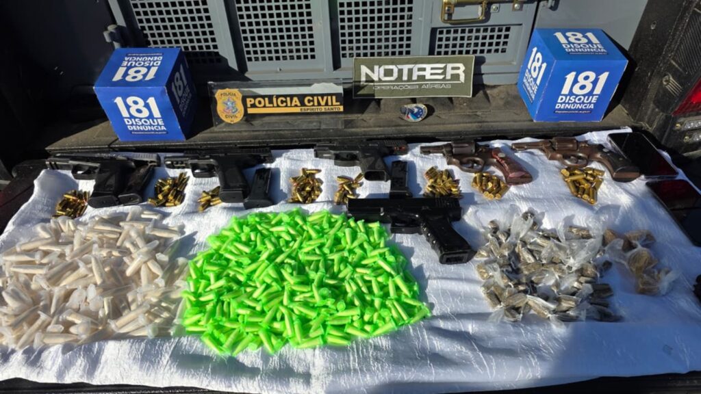 Material apreendido pela Polícia Civil em operação contra suspeitos de tiroteios, homicídios e ataques no bairro Balneário de Carapebus.