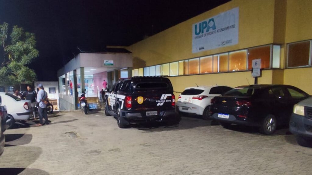 Uma viatura da Polícia Civil estacionada em frente à UPA de Serra-sede, para onde os feridos foram levados.