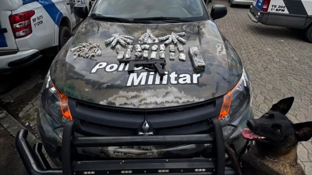 PM apreende metralhadora e mais de 1 kg de maconha após arrochar biqueira na Serra Capô da viatura com os materiais apreendidos pela 4ª Cia da PM no bairro Jardim Bela Vista