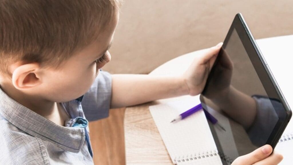 Como a IA está personalizando a aprendizagem em sala de aula Criança mexendo em um tablet IA.