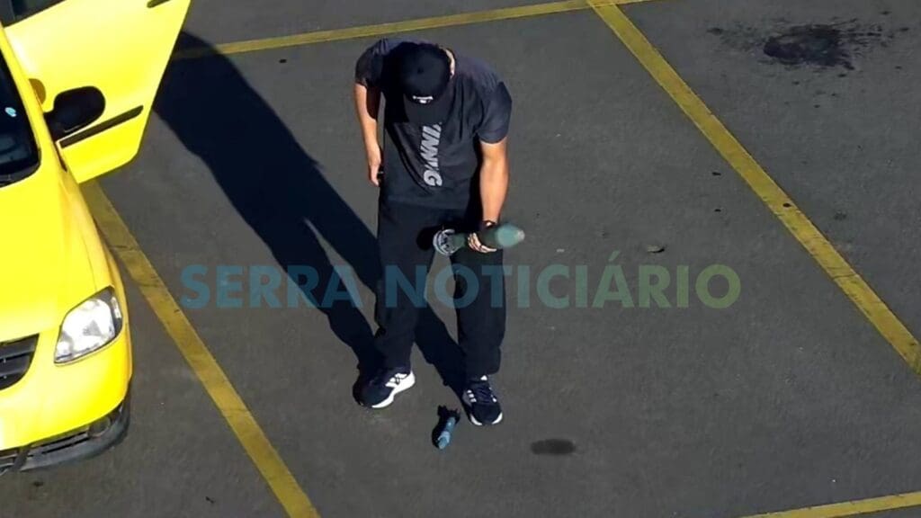 Morador manuseando a munição de morteiro no estacionamento do condomínio Boulevard Lagoa, na Serra.
