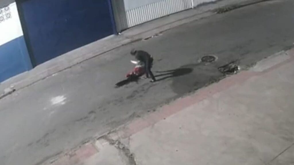 Imagem de câmera de segurança mostra o momento do crime em uma rua do bairro Jardim Limoeiro, na Serra