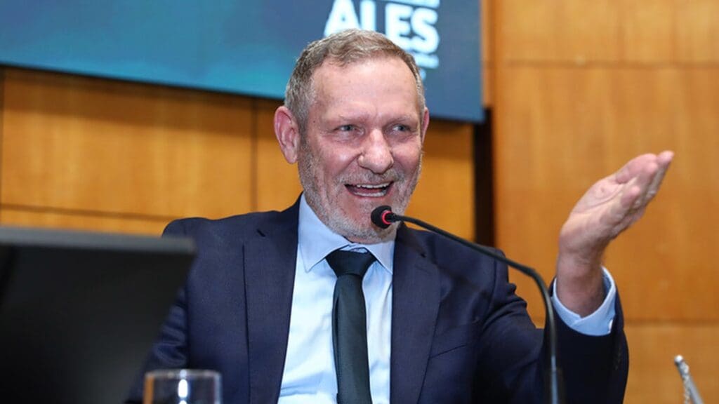 Justiça determina que deputado João Coser se retrate por postagem falsa sobre Vitória