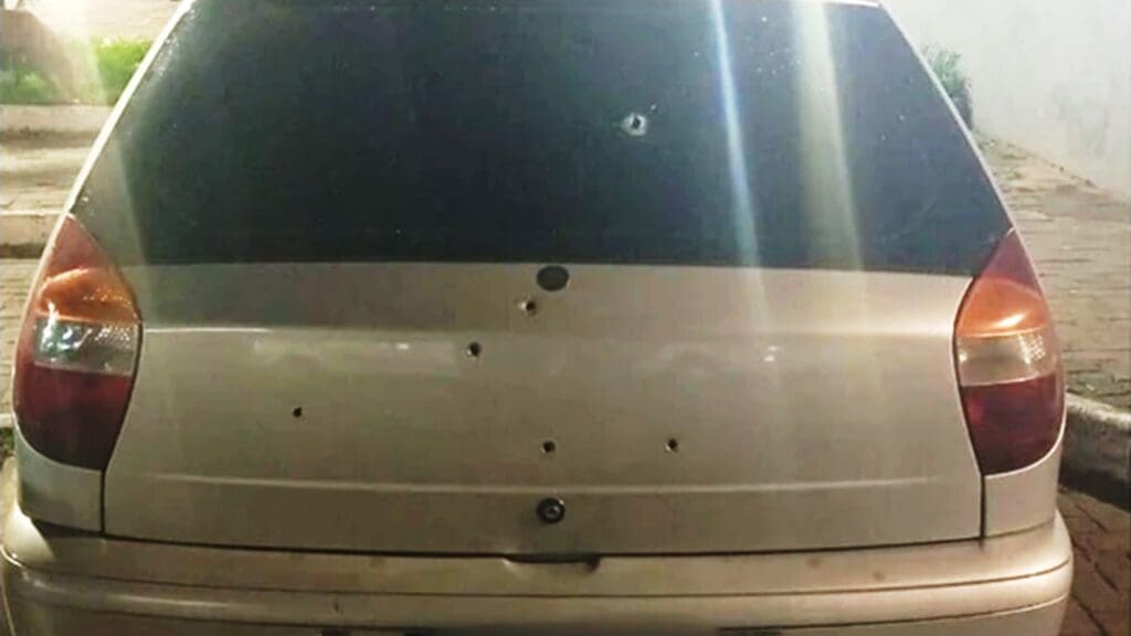 Ataque em Balneário de Carapebus termina em perseguição e tiroteio em Cidade Continental Carro com seis marcas de tiros parado após perseguição no bairro Novo Horizonte, na Serra, em desfecho de ataque iniciado em Balneário de Carapebus, na Serra.