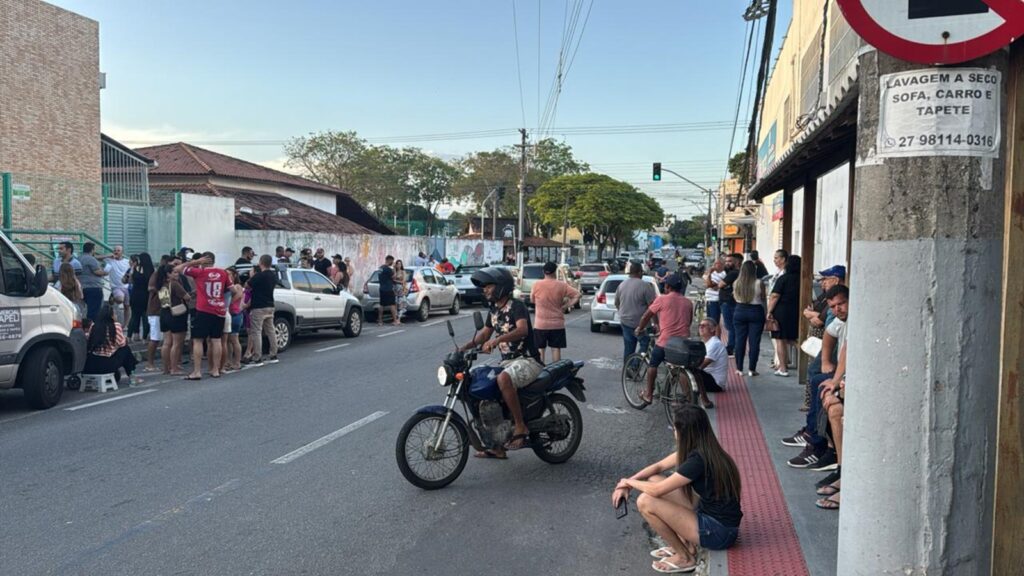 Justiça encontra irregularidades e suspende eleição comunitária do bairro Barcelona Decisão judicial suspende eleição da Associação de Moradores do Bairro Barcelona, na Serra, após exclusão da CHAPA 12 minutos antes da votação.