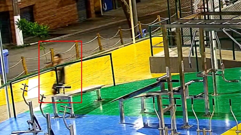 Câmeras da Prefeitura da Serra registraram trechos da perseguição e dos disparos na praça do bairro Mestre Álvaro.