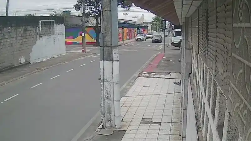 Vídeo: câmera registra acidente entre moto e caminhão em Jardim Limoeiro Câmera flagra colisão entre motociclista e caminhão no cruzamento da Nelcy Lopes Vieira com Guimarães Júnior, em Jardim Limoeiro, na Serra. Veja o vídeo.