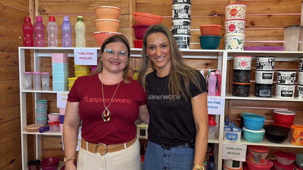 Imagem de duas mulheres posando para uma foto em frente a uma loja de utensílios domesticos.