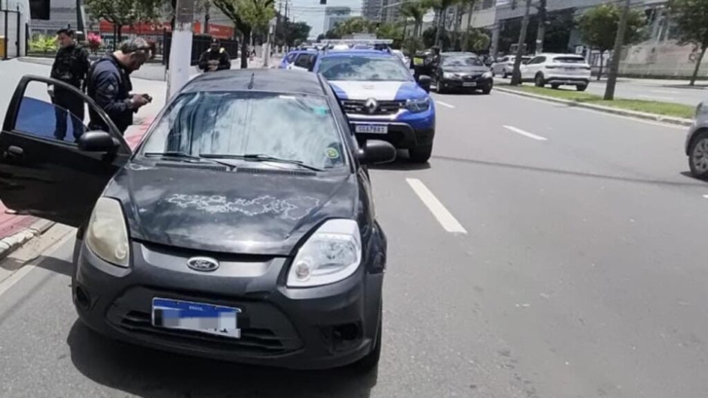 Adolescente é apreendido dirigindo carro roubado na Serra após alerta do cerco inteligente