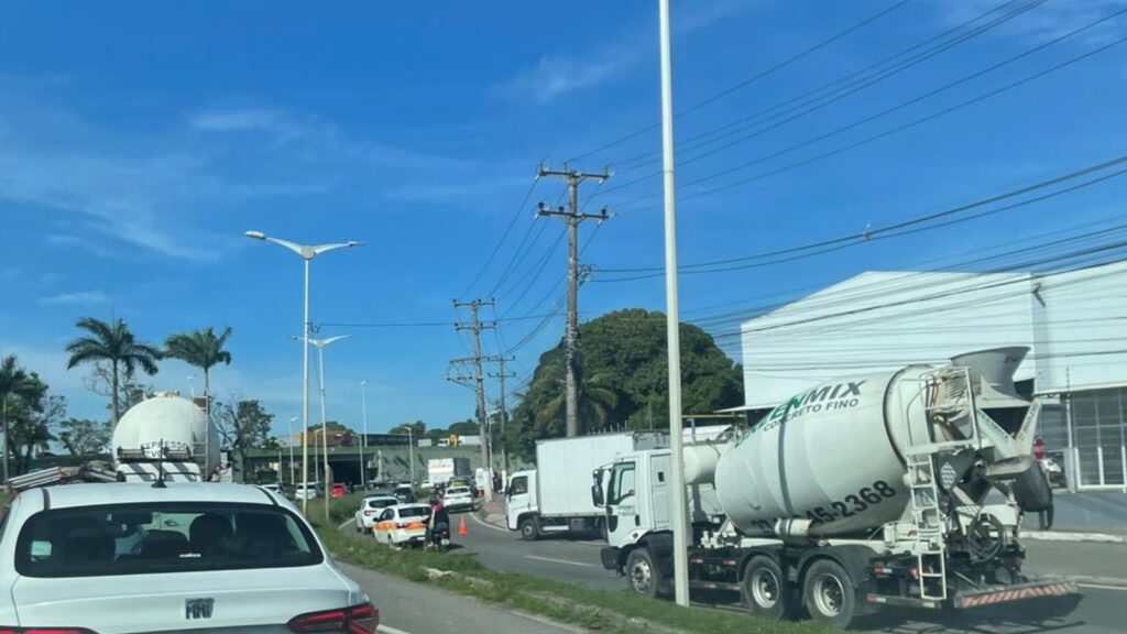 Motociclista morre e outra pessoa fica ferida após bater em poste na Serra Acidente provoca congestionamento na BR-101, na altura de Carapina, na Serra.