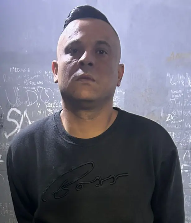 Imagem de um homem parado com os braços para trás, (Vinicius Farias Primo Nobre, de 37 anos).