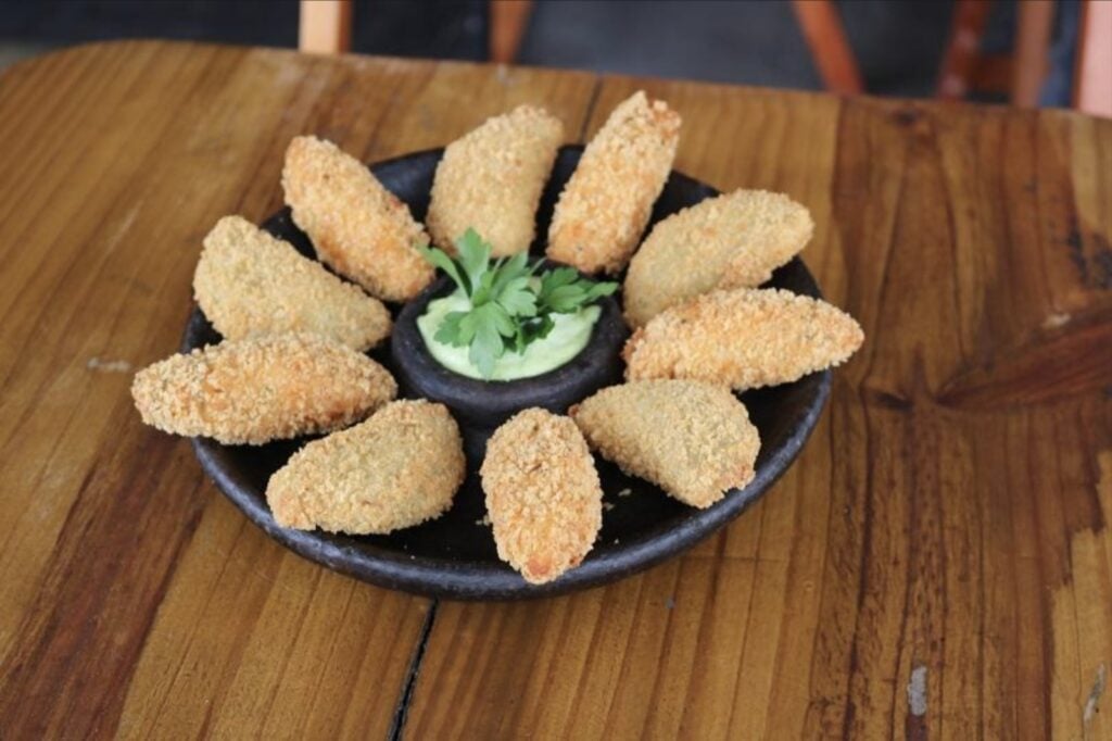 Imagem de uma porção de salgados.