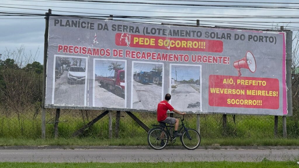 Moradores da Serra instalam outdoor pedindo socorro ao prefeito Weverson Meireles Outdoor instalado na Avenida Brasília pede solução para as ruas do bairro Planície da Serra, na Serra