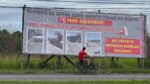 Outdoor instalado na Avenida Brasília pede solução para as ruas do bairro Planície da Serra, na Serra