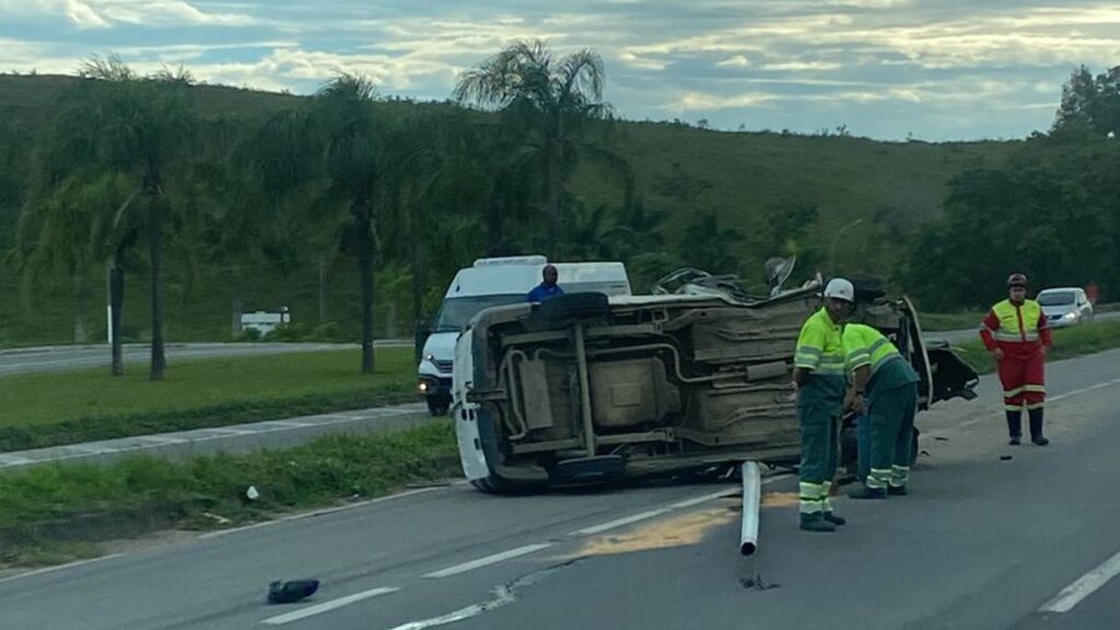 Assalto termina em capotamento na BR-101 durante tentativa de fuga na Serra Assaltantes armados perdem o controle de carro e capotam durante tentativa de fuga na Serra