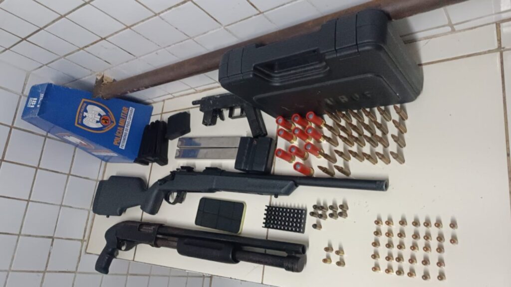 Confronto entre traficantes e policiais militares termina na apreensão de arsenal na Serra Tiroteio termina com a captura de um sujeito e a apreensão de arsenal do tráfico na Serra