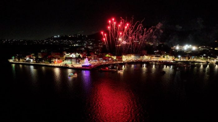 Imagem aérea noturno da Ilha das Caieiras, em Vitória.