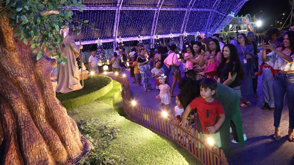 Vila de Natal de Cariacica encanta com presépio em tamanho real e decoração imersiva