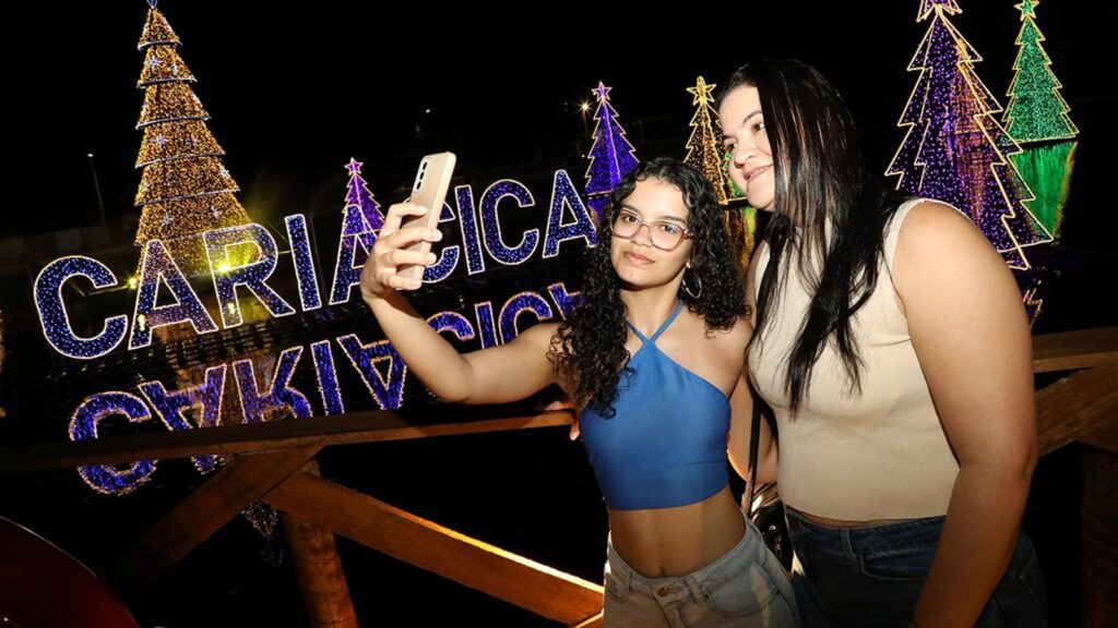 Vila de Natal de Cariacica ganha deck Instagramável com vista para árvores flutuantes Vila de Natal de Cariacica ganha deck Instagramável com vista para árvores flutuantes