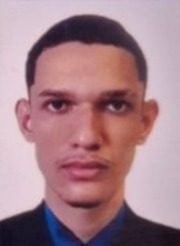 Foto de um sujeito detido por atropelar um casal de idosos.